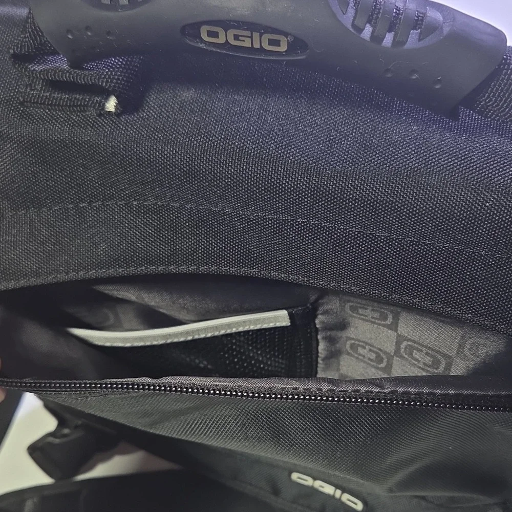 OGIO Classification 03507 Black Nylon Messenger Bag Padded Fits 15